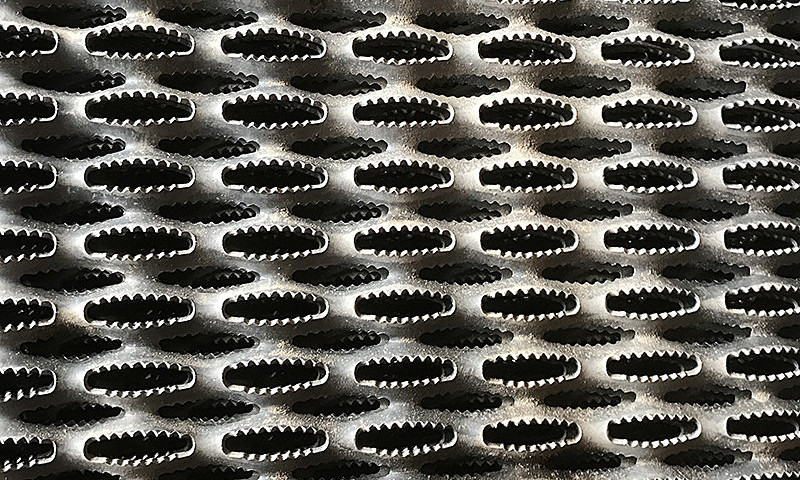 Serrated safety grating