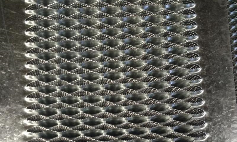 Serrated safety grating