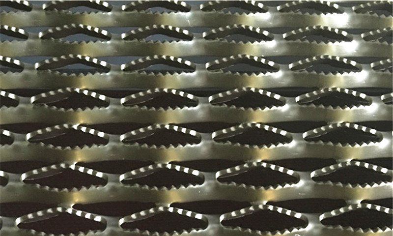 Iron plate safety grating