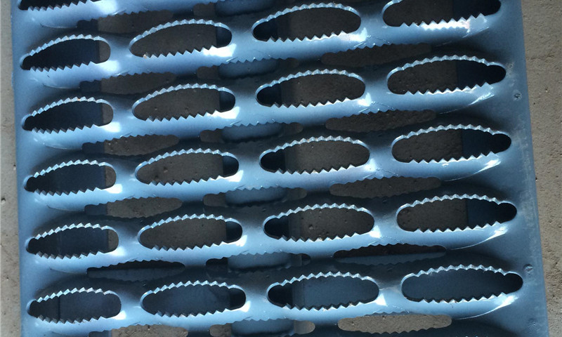 Iron plate safety grating