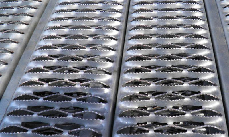 Iron plate safety grating