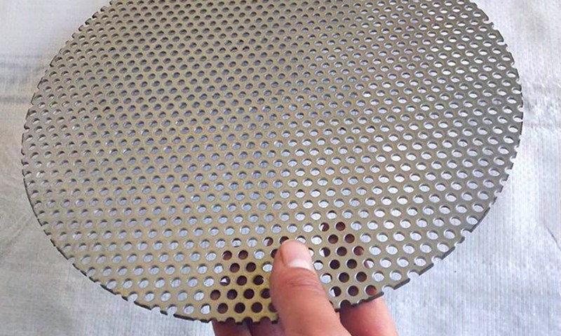 Small hole sieve tray