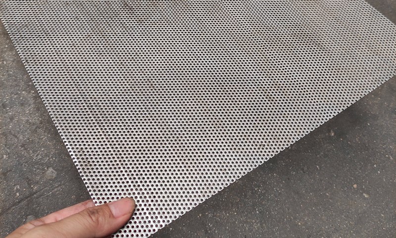 Small hole sieve tray