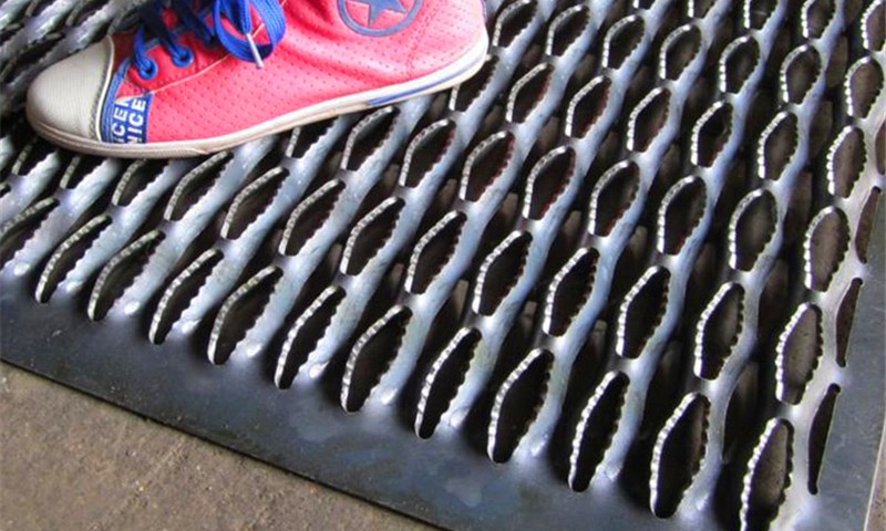 Stair tread Anti-skid plate