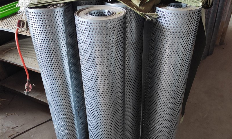 Coil punching net