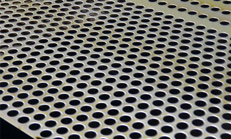 Perforated cooling plate