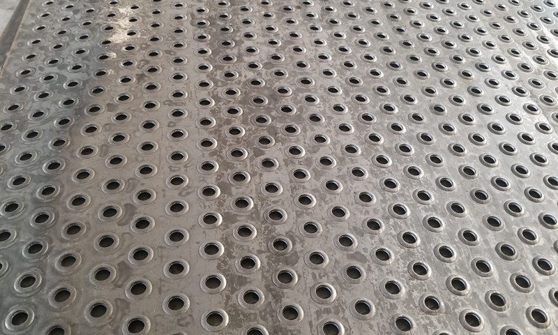 Walkway safety grating