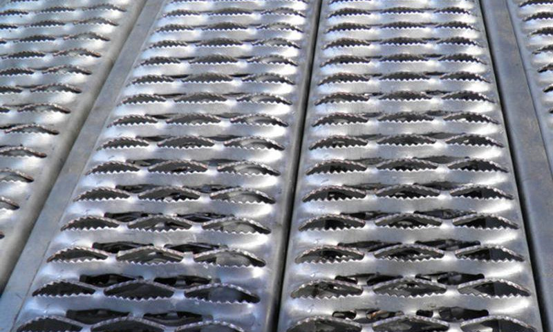 Walkway safety grating