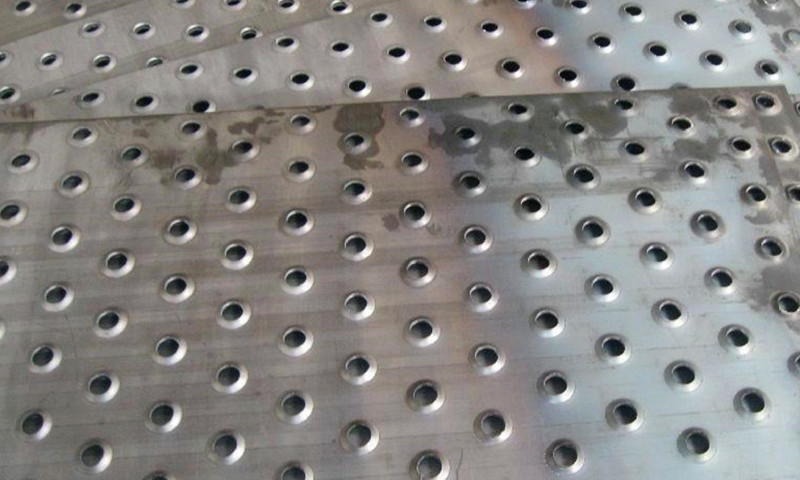 Walkway safety grating