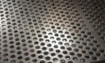 What is the general material of the round hole sieve plate