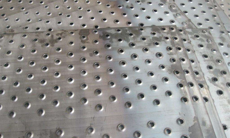 Fisheye hole safety grating