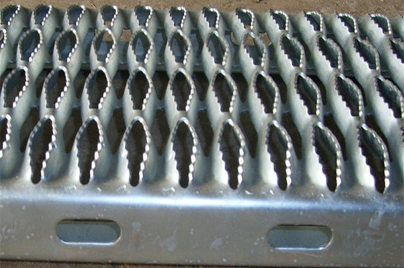 Crocodile mouth safety grating