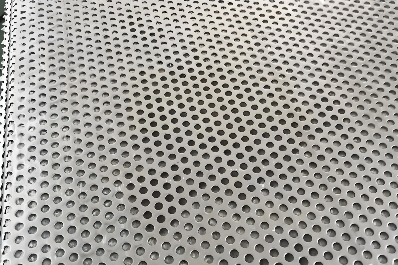 Muffled perforated plate