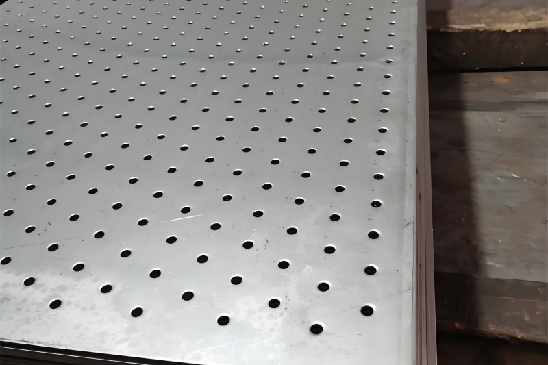 Muffled perforated plate